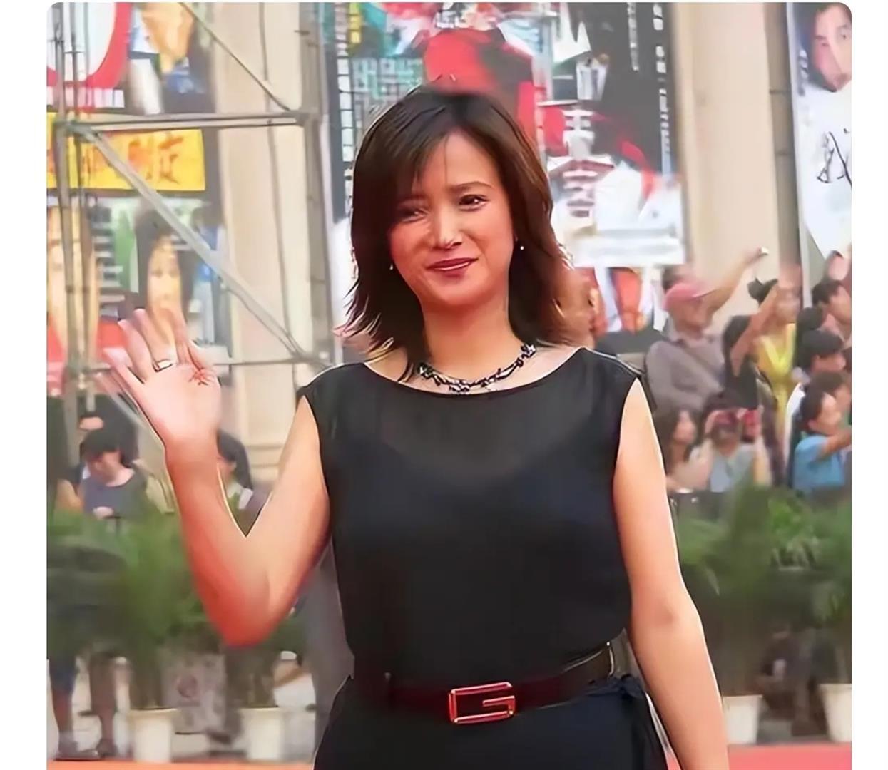 原來他是許亞軍長子，神似前妻何晴，如今名校畢業已成父親的驕傲 - 