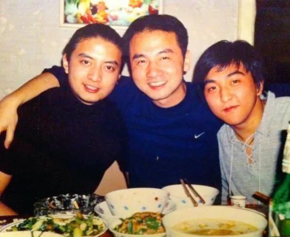 中间为覃勇强他是覃勇强,不仅与陈依莎同为《浪卷红尘》里的演员,而且