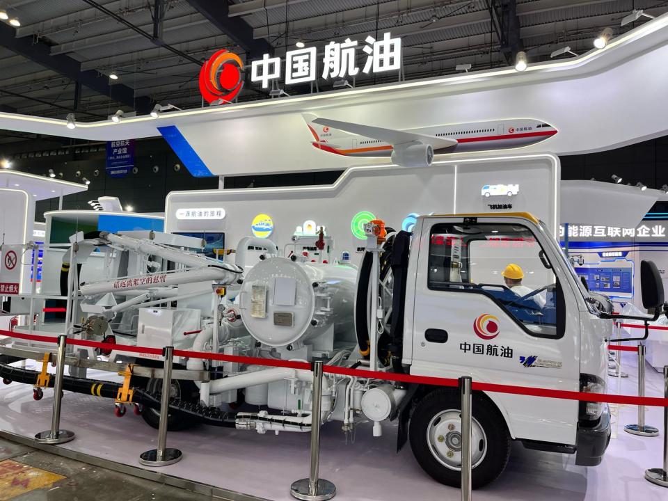 "这是我们用来给飞机加油的飞机管线加油车,能够将地井中的航空燃油