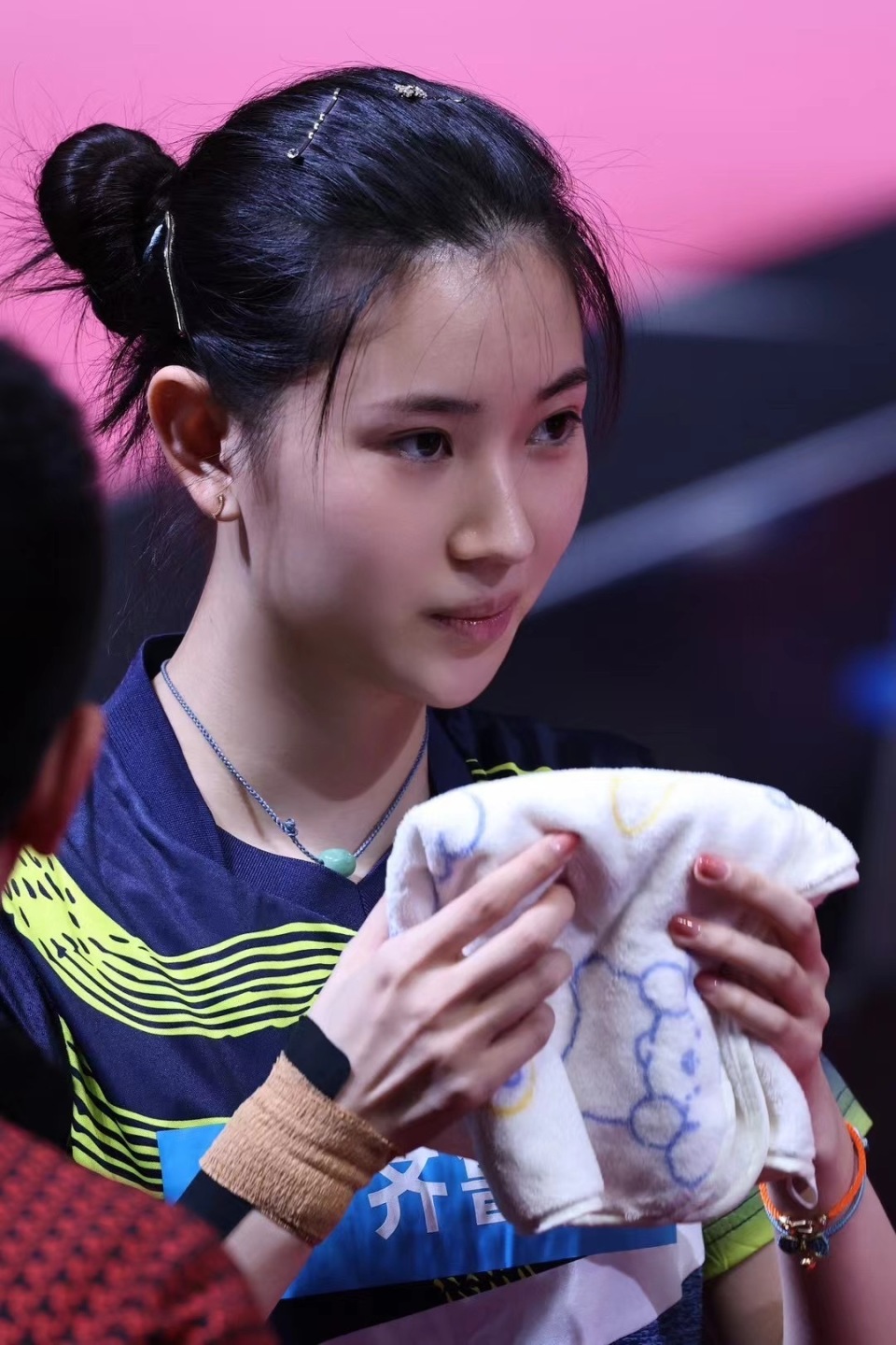 袁咏仪 又美又能打！国乒21岁第一美女夺冠，1米76颜值逆天酷似袁咏仪-腾讯新闻