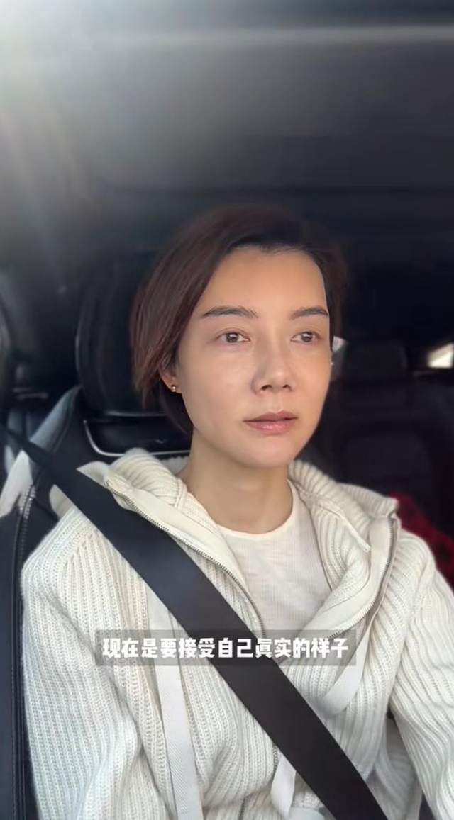 车晓北京逛市集,背帆布包打扮朴素像家庭主妇,手臂细如竹竿太瘦