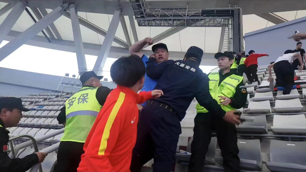 大快人心！至少4名闹事大连球迷被拘，宋凯不留情面重拳出击_腾讯新闻