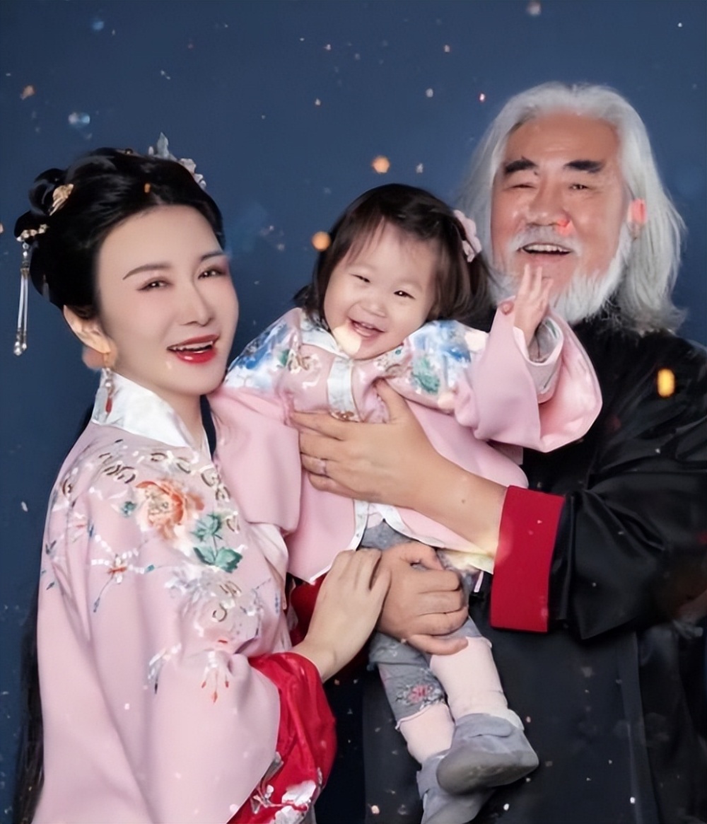 女儿小花仙出生后,张纪中和杜星霖这对老夫少妻成了人们茶余饭后的