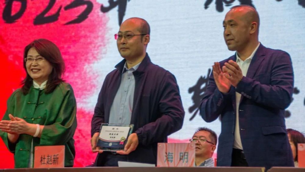 土默特中学召开"校长奖学金"颁奖大会暨首期培优班开班仪式_腾讯新闻
