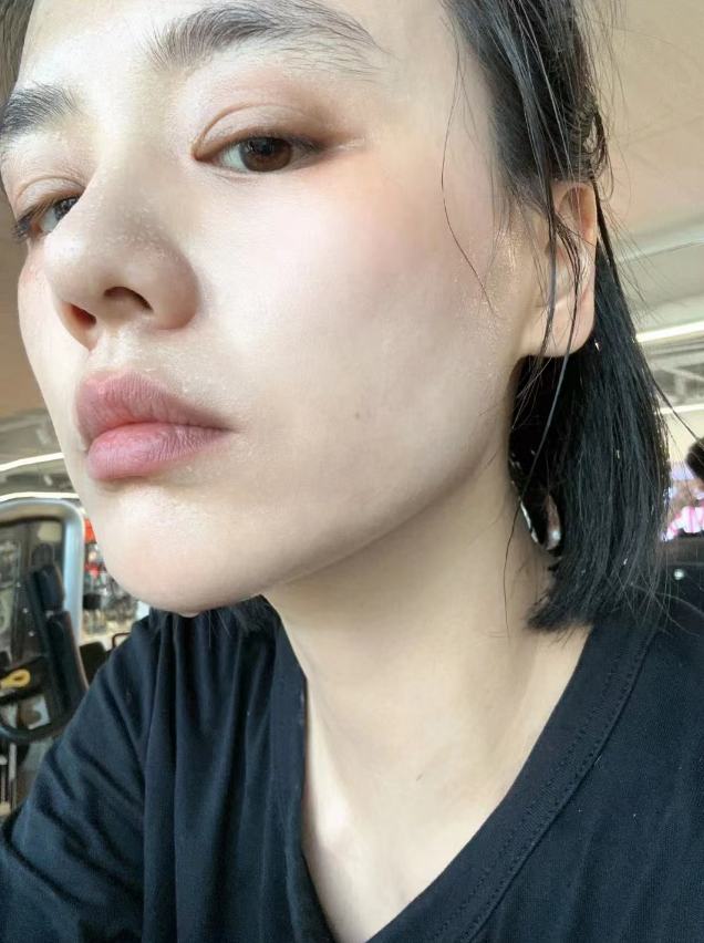 马思纯晒健身美照全素颜出镜颜值耐打瘦身成功后又美又自信