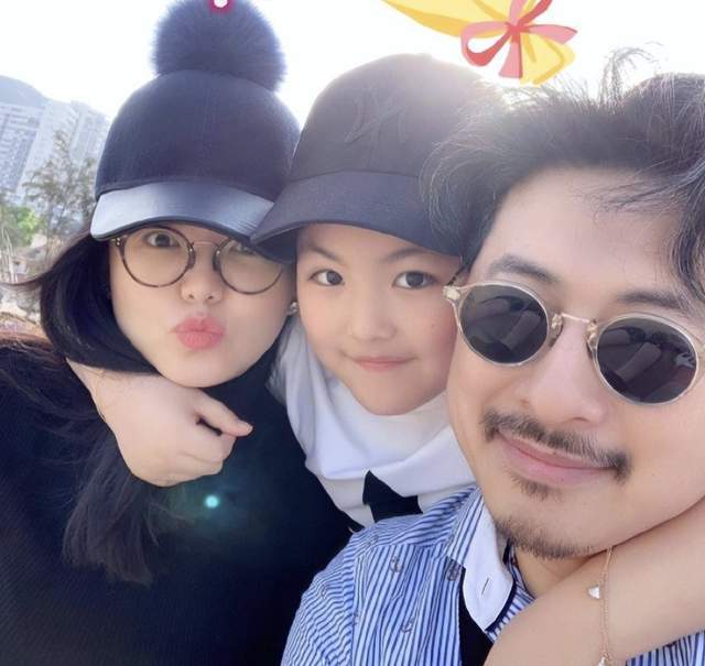 李湘王岳伦为女儿庆生,14岁王诗龄手捧花束,果然是女大十八变_腾讯