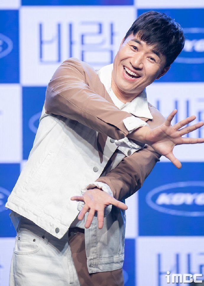 金钟旼是今年迎来出道25周年的韩国最长寿的混音组合高耀太的队长