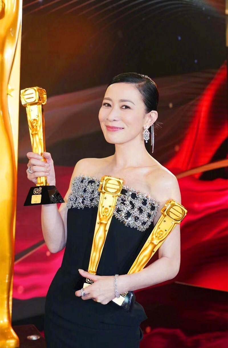 tvb颁奖礼:佘诗曼杨怡拥抱,张智霖帅得很矛盾,被马明的衣着笑到_腾讯