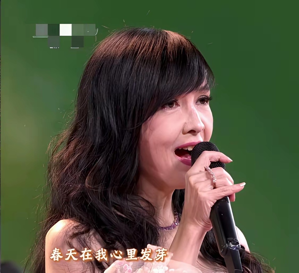 5代玉女春晚同台PK：周慧敏引发回忆杀 刘浩存后来居上太惊艳？