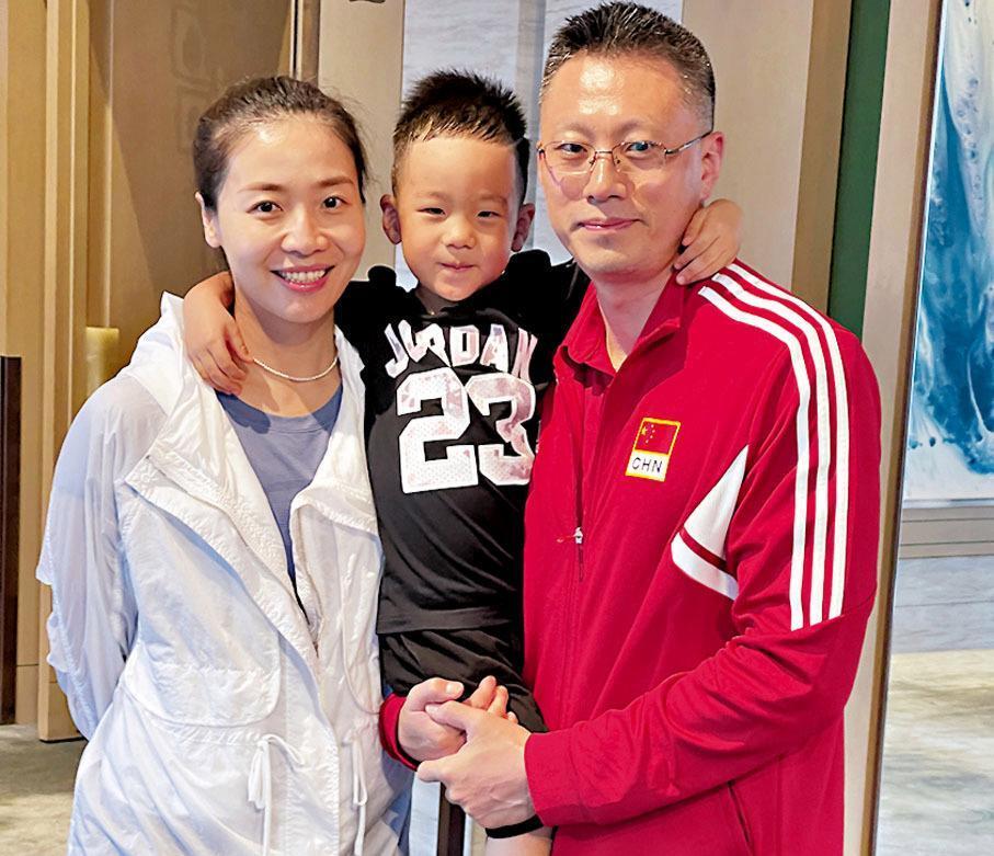 3代女排队长同赴晚宴,李盈莹率队冲击8连胜-腾讯新闻