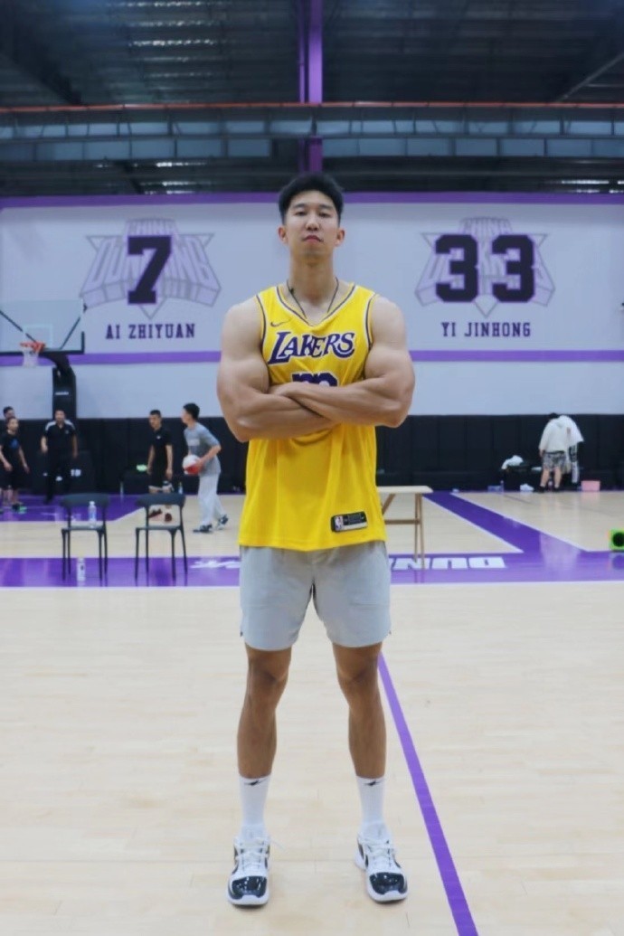 曹岩自曝不输cba顶薪:比肩郭艾伦易建联 或超千万_腾讯新闻