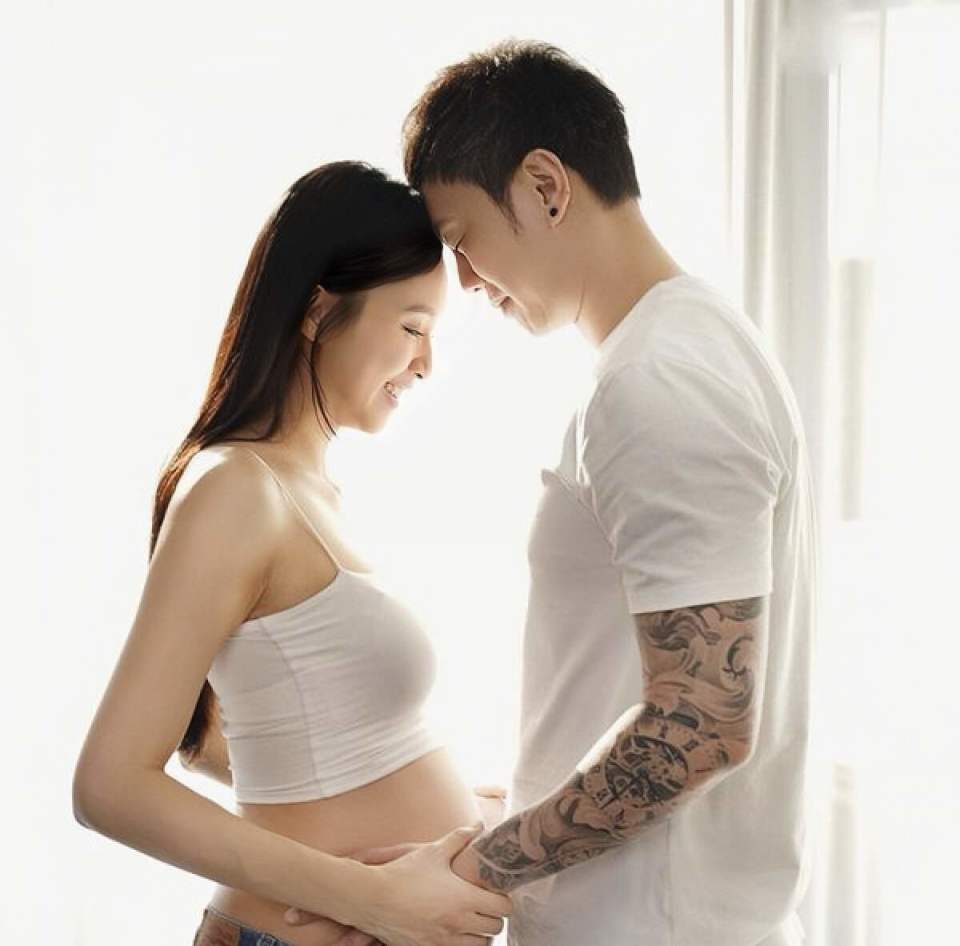 恭喜tvb长腿女神宣布平安产子宝宝头发超浓密成功抢镜