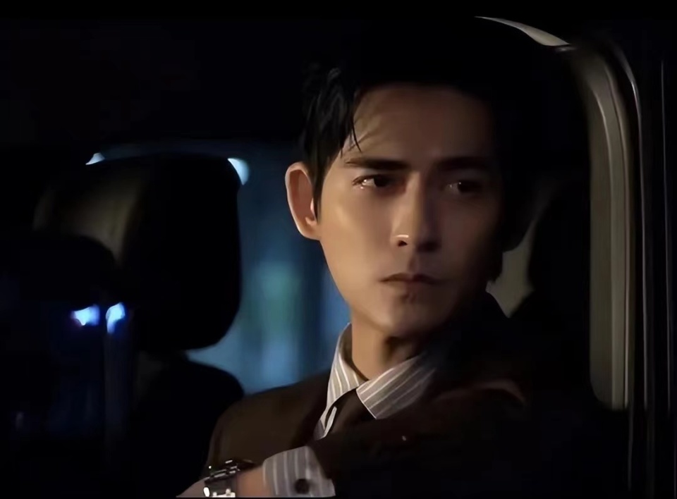 之后又主演了电影《蝴蝶飞》开始走上大荧幕,还凭借影片《爱你一万年