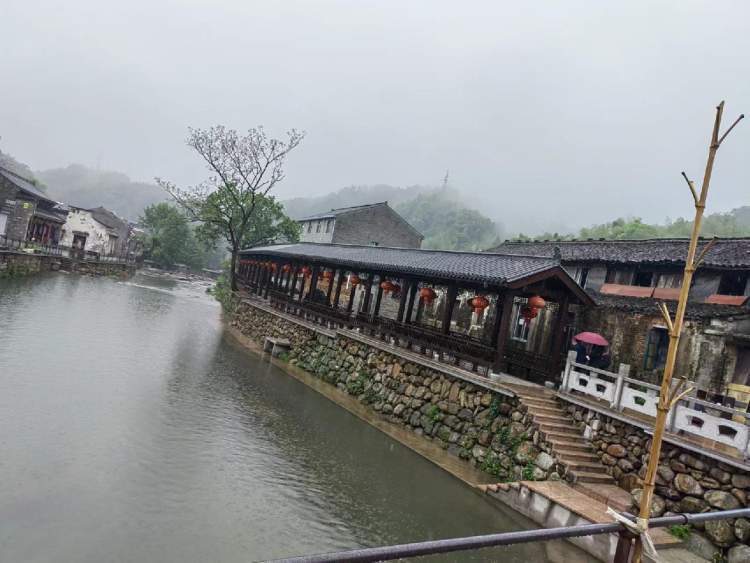 雨中游览画境水乡岩头古村