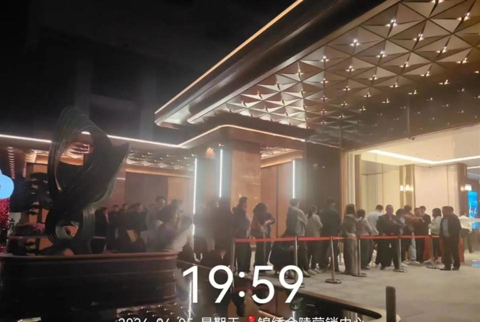 楼市新拐点！多地再现排队抢房热潮，楼市触底信号越来越明显_腾讯新闻