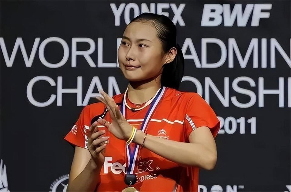 羽坛女神王仪涵:25岁前不谈恋爱,退役后嫁师弟,如今成王老师_腾讯新闻