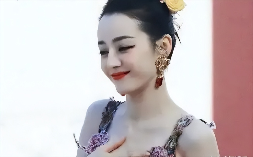 赞同金星的说法,觉得捂胸确实是没啥必要,尤其热巴还是明星这个身份