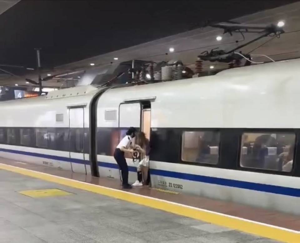 又见旅客阻挡高铁关门 曾有人因此被行政拘留5日_腾讯新闻