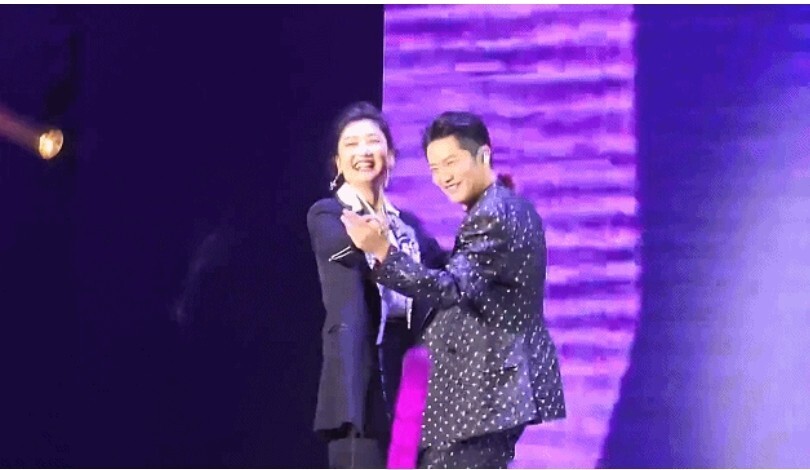 北京演唱会万人合唱,犹如现场蹦迪