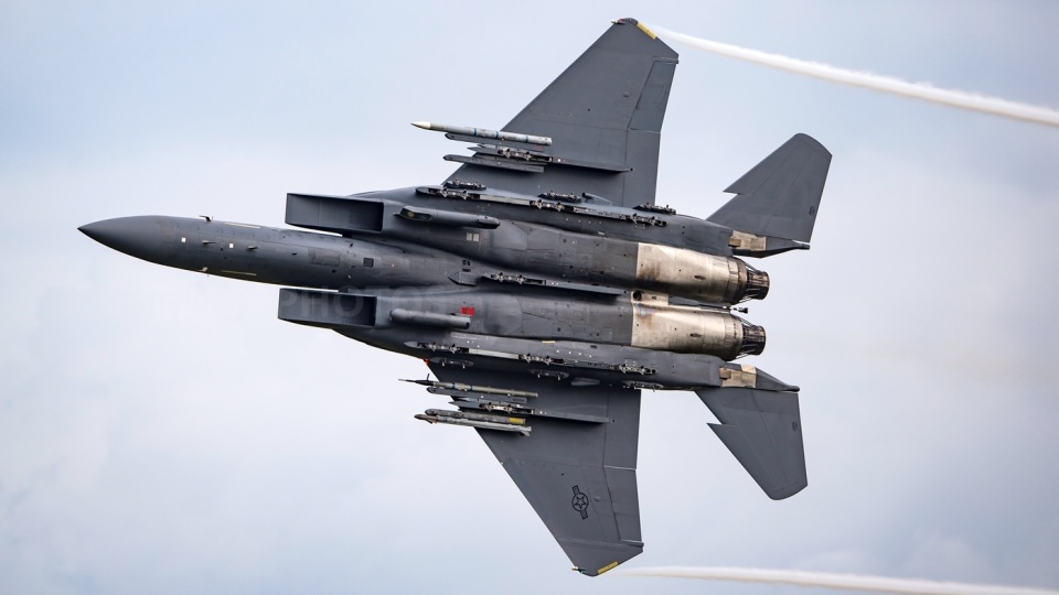 央视公布空军三剑客歼20歼16d歼16组合战力出色