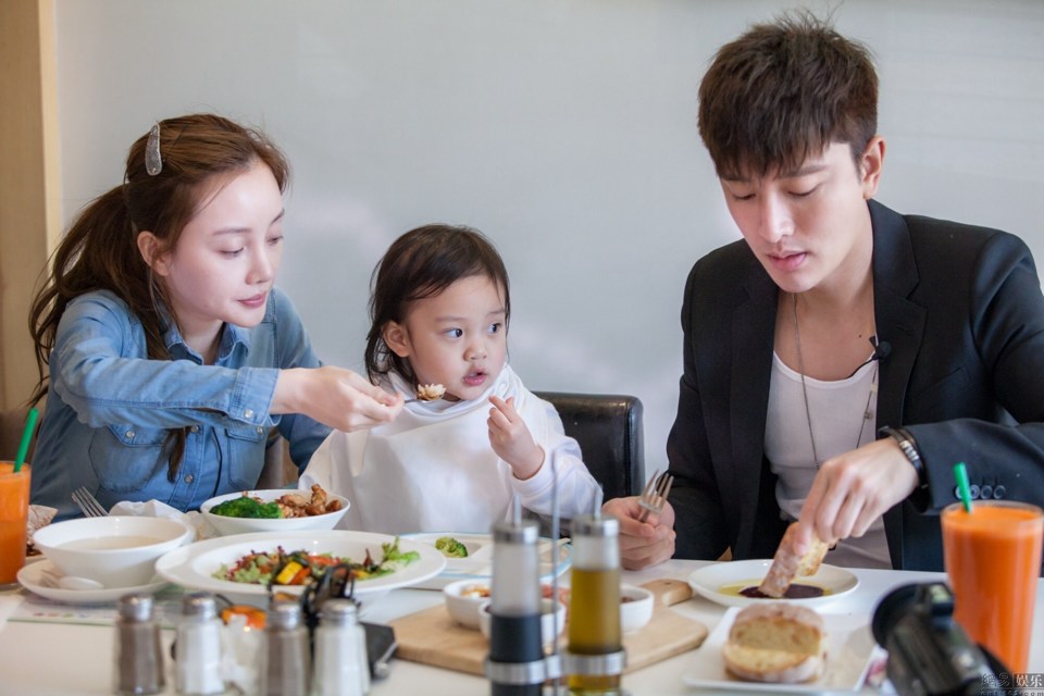 贾乃亮与短发女孩同回住所,疑似新恋情曝光,李小璐终究是路人_腾讯