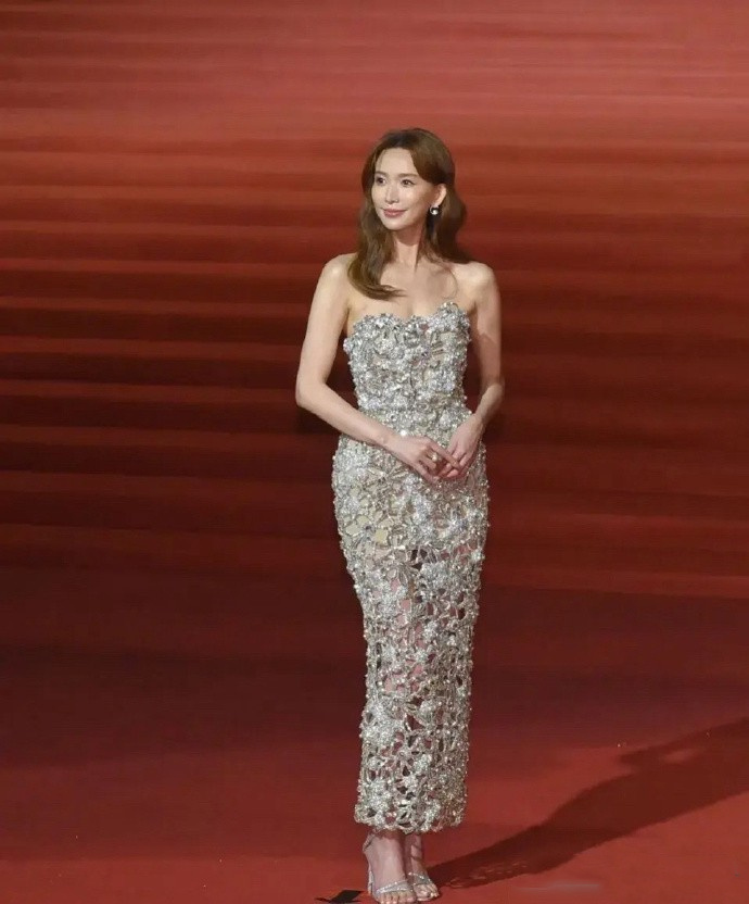 49岁林志玲晒全家福庆生儿子首度全身出镜遗传爸妈高个子