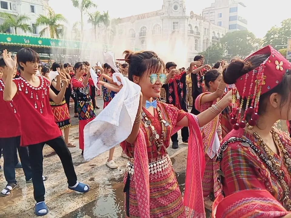 泼水 狂欢 缅甸传统泼水节开幕仪式【超多高清现场图】_腾讯新闻