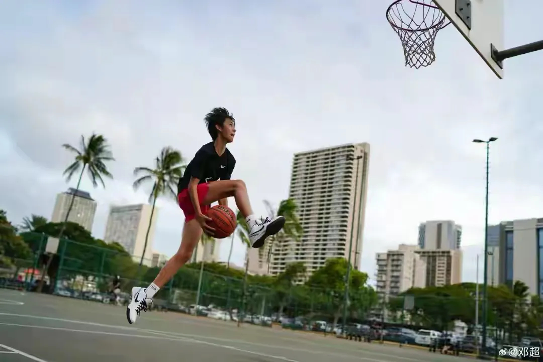 孫儷鄧超為兒子慶生，一家三口同框好有愛，等等被爸媽親到臉變形 - 