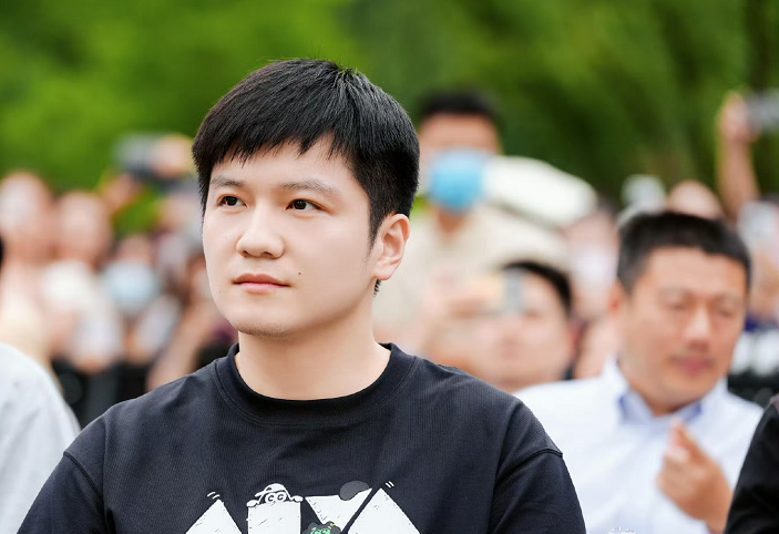 樊振东解锁新身份，任上海文明大使，市民欢呼，见证体坛偶像力量_腾讯新闻