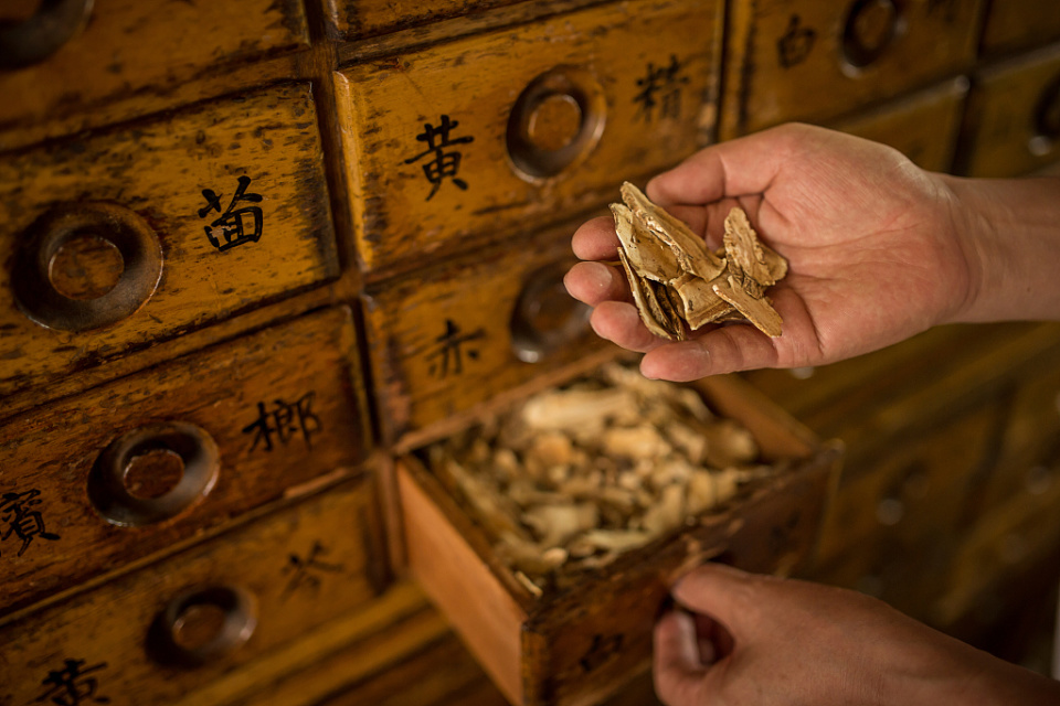 文 / 巴九灵在房价跌,万物涨的经济环境中,有一种品类涨价猛烈但容易