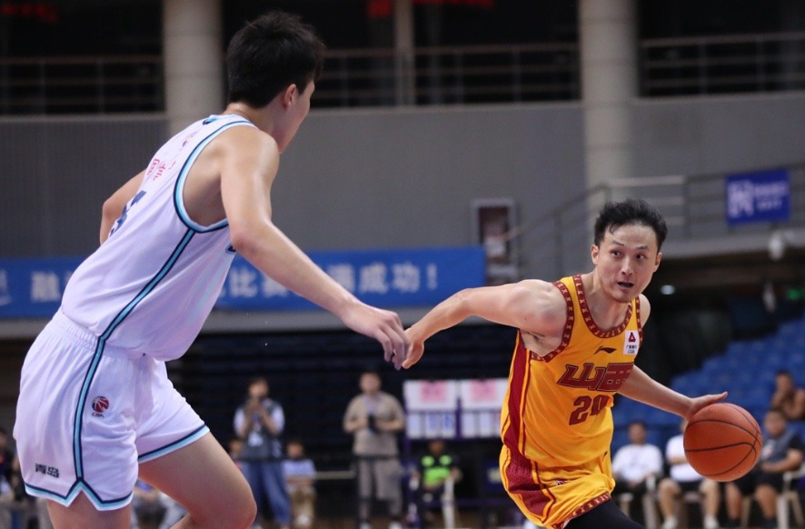 区俊炫顺下得分,段昂君中投命中,刘家欣三分球一箭穿心,青岛男篮开局