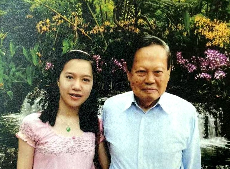 杨振宁妻子翁帆罕见出席活动,穿旗袍尽显知性美,47岁越来越漂亮_腾讯