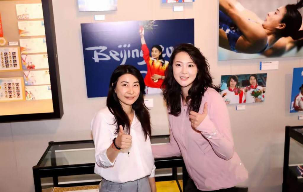 霍家辦體育基金晚宴，郭晶晶挨着李寧站C位，她穿黑色連衣裙很大氣 - 