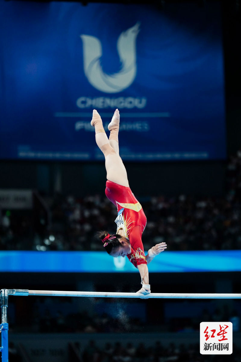 成都大运会体操项目女子高低杠中国队杜思雨夺金
