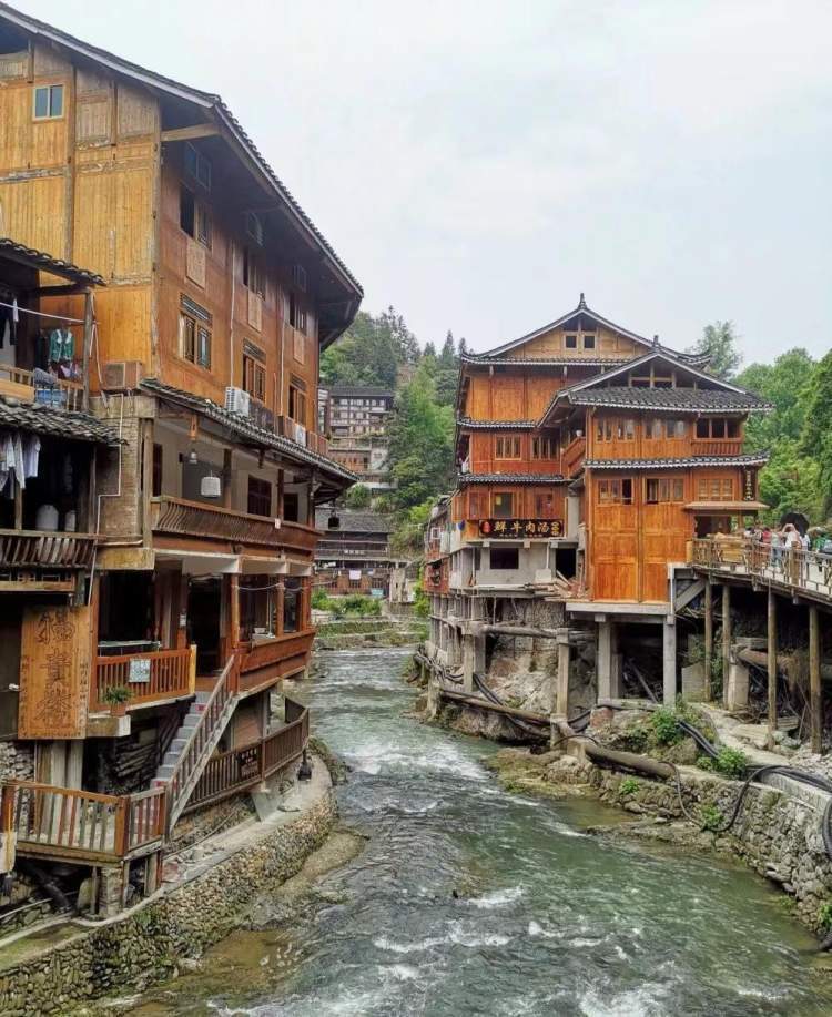 我观察到,苗寨的房屋是典型的黔东南苗族民居建筑