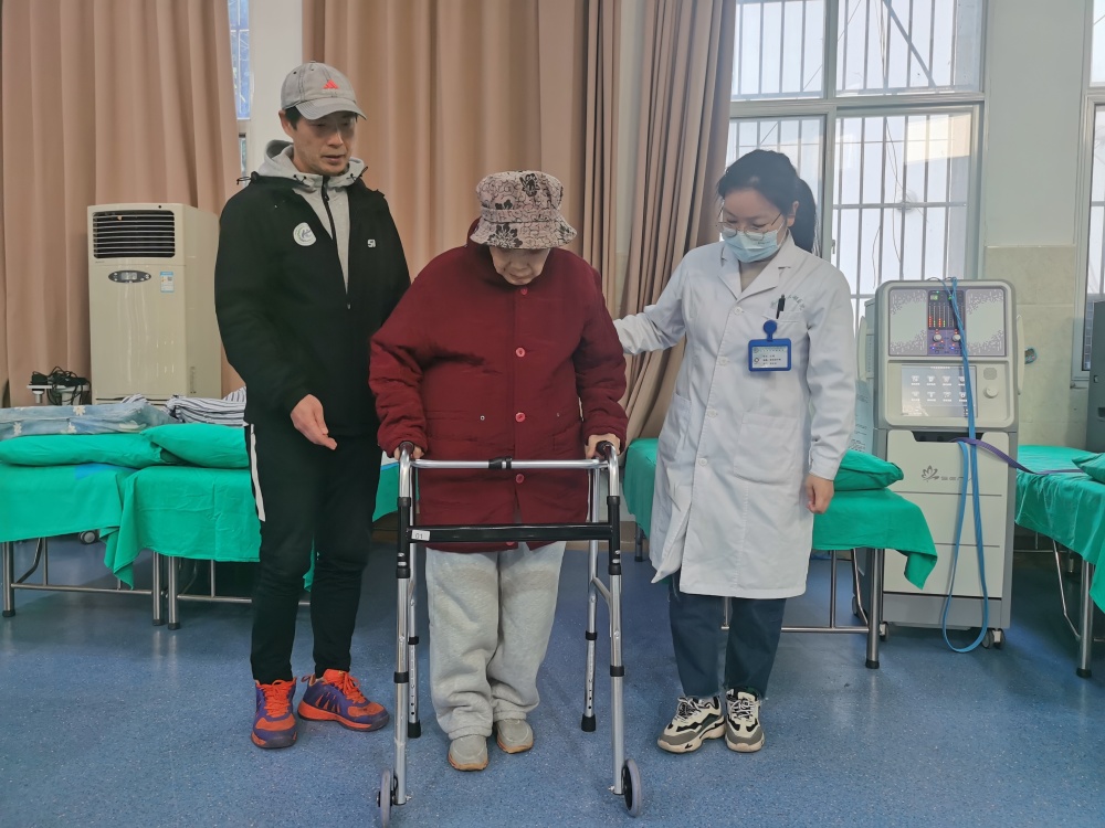 以为再也站不起来的高龄骨折老人,康复治疗两周后能自行走路了