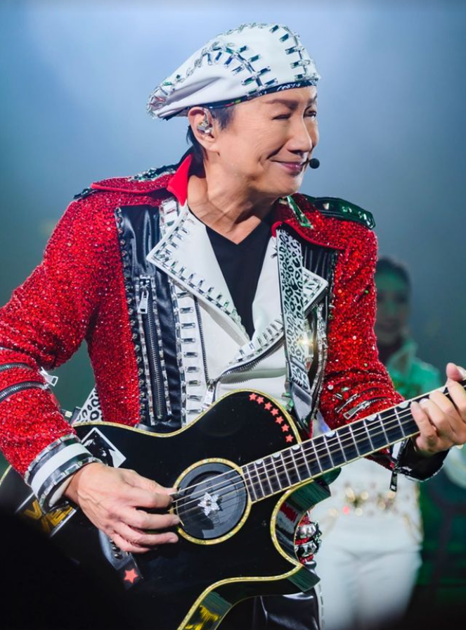 刘嘉玲晒与许冠杰合影74岁歌神满脸皱纹唱功难比当年明显老了