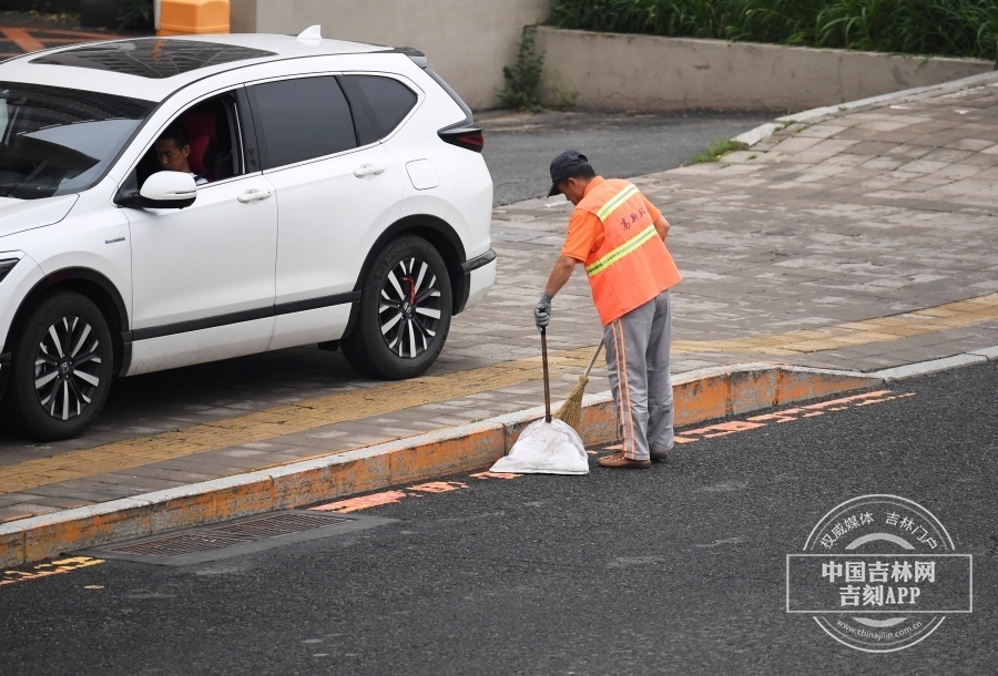 长春迎降水 交警环卫等部门保障市民出行安全