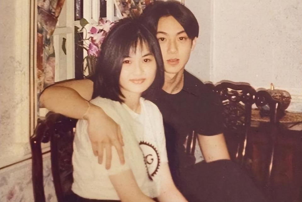 吴尊晒与妻子28年前的同框照,女儿跟妈妈年轻时一模一样_腾讯新闻