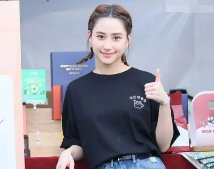 何超莲返港陪三太做物理治疗,素颜现身超漂亮,与窦骁却聚少离多