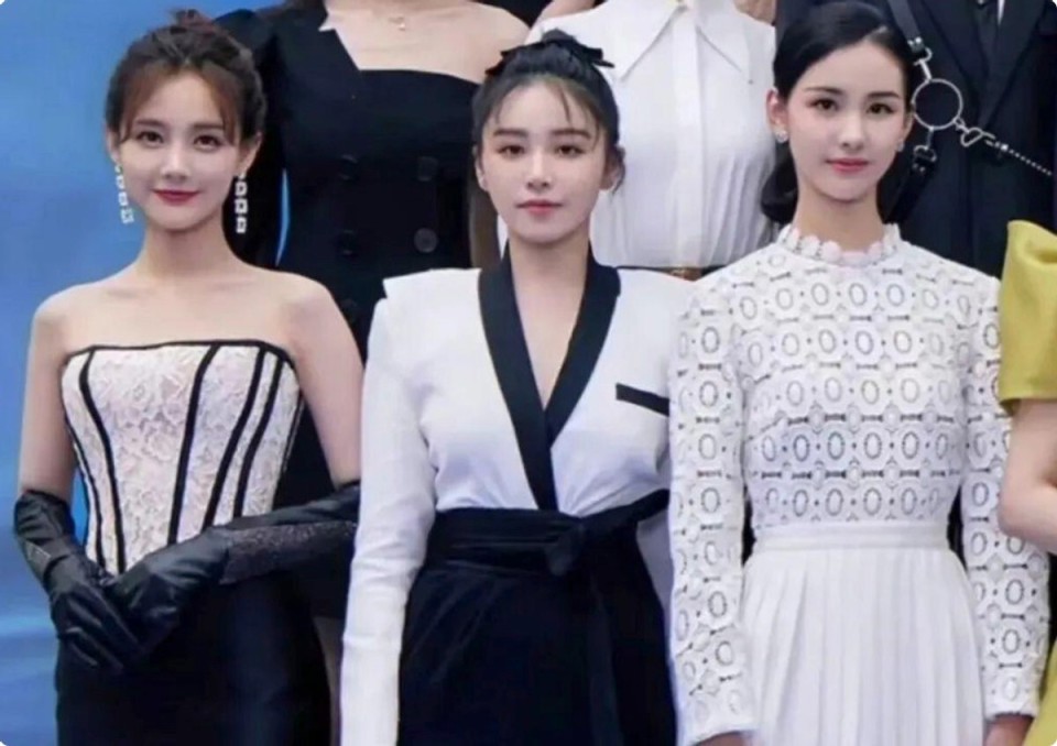 红毯上,她盛装出席,但给人的感觉好像乡镇女企业家.