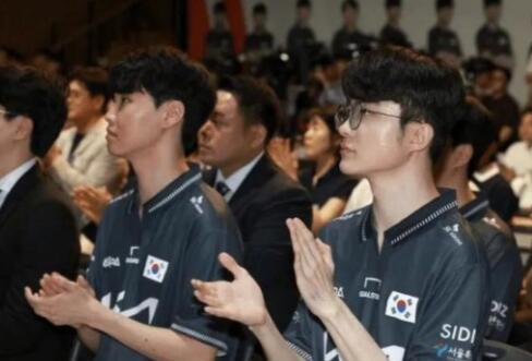 Faker手部伤势公布，伤疤明显，和theshy如出一辙_腾讯新闻