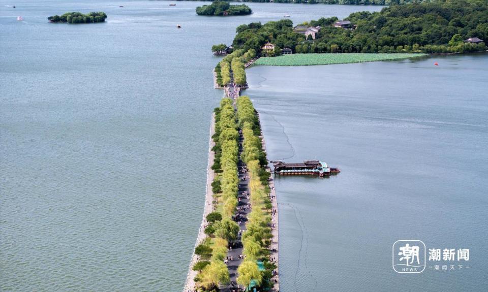 杭州大风天气 西湖白堤两岸一面浪涌一面宁静