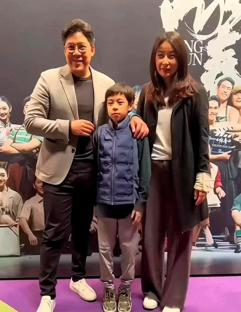 霍启刚陪儿子参观军营,冒雨等待不走特殊通道,霍中曦正脸像爷爷