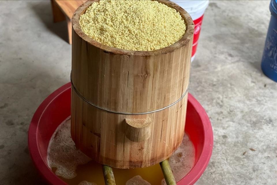 舂米,则多碎而为粞,折耗颇多;冬月米坚,折耗少,故及冬舂之,称"冬舂米"