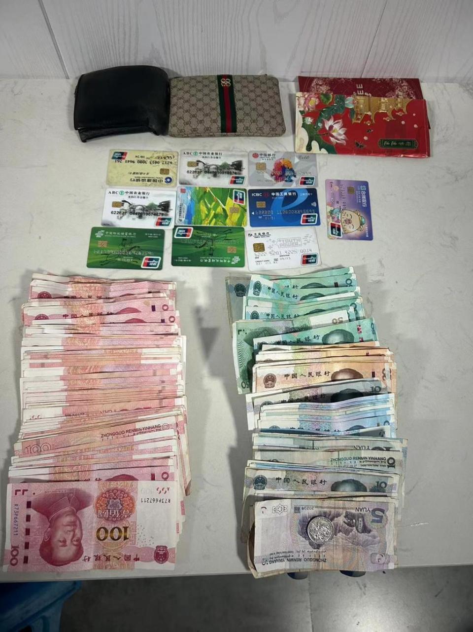 外地游客在重庆公交车上丢近万元现金 还好他们帮忙找回