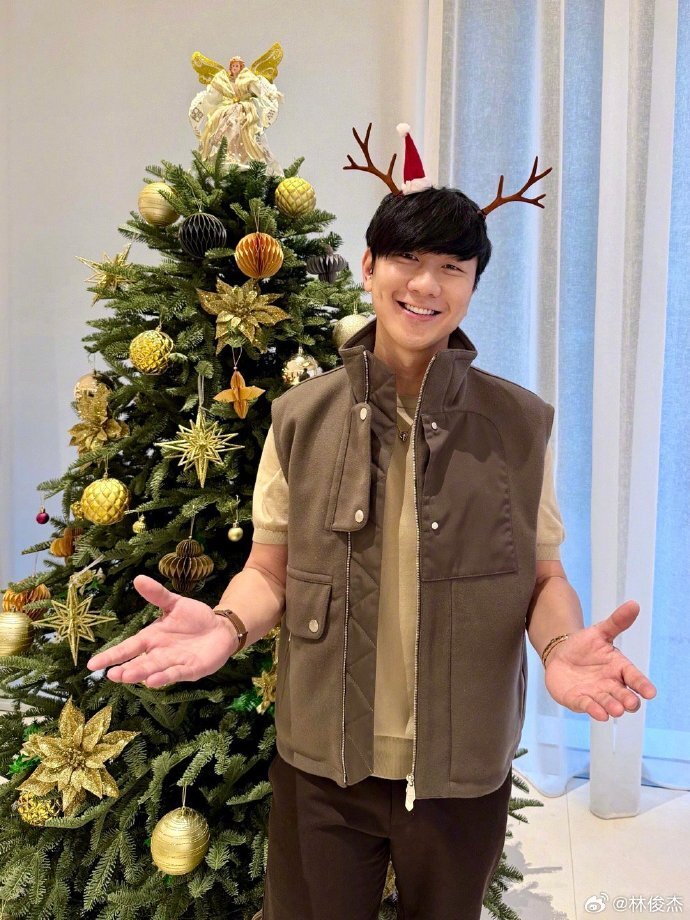 44歲林俊傑官宣戀情，女友是23歲網紅七七 - 