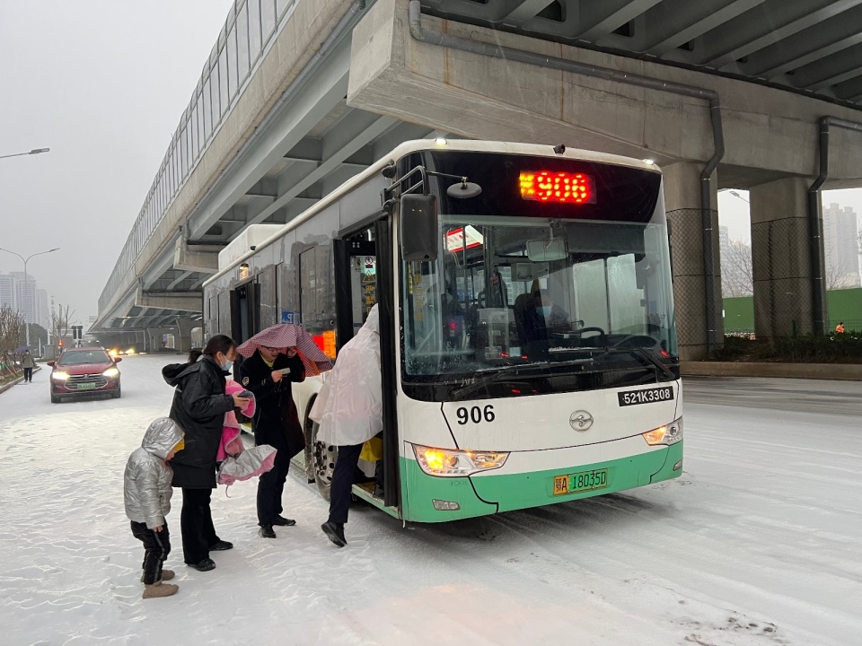 凌晨爬起为头班车"探路",这群公交人背起被褥睡在场站_腾讯新闻