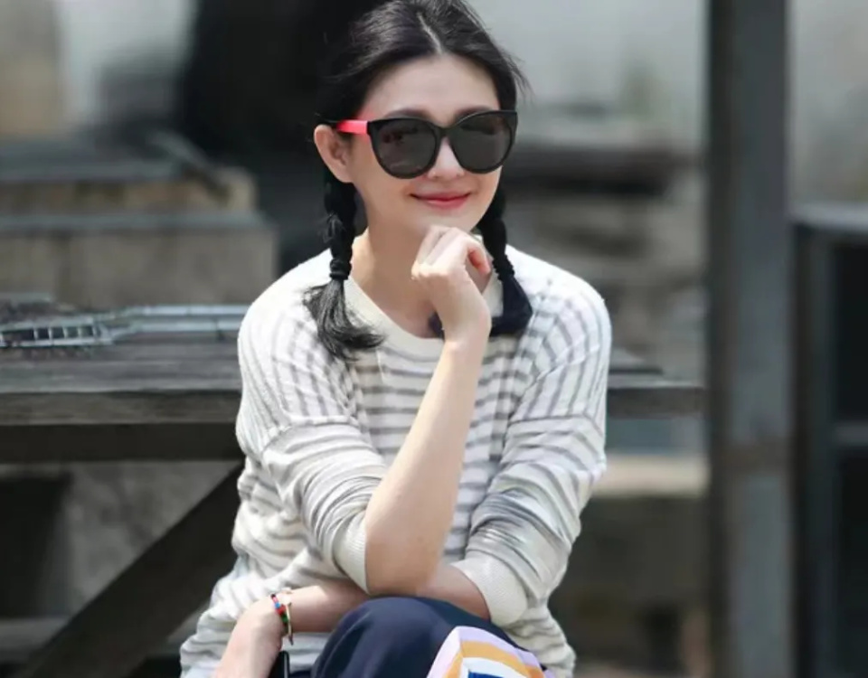 大s近照曝光!参加具俊晔dj秀庆功宴,面部僵硬表情奇怪引热议