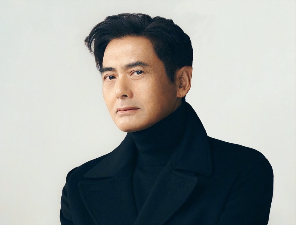 68岁周润发近照被曝光,满头黑发潇洒翘二郎腿,老人形象不复存在